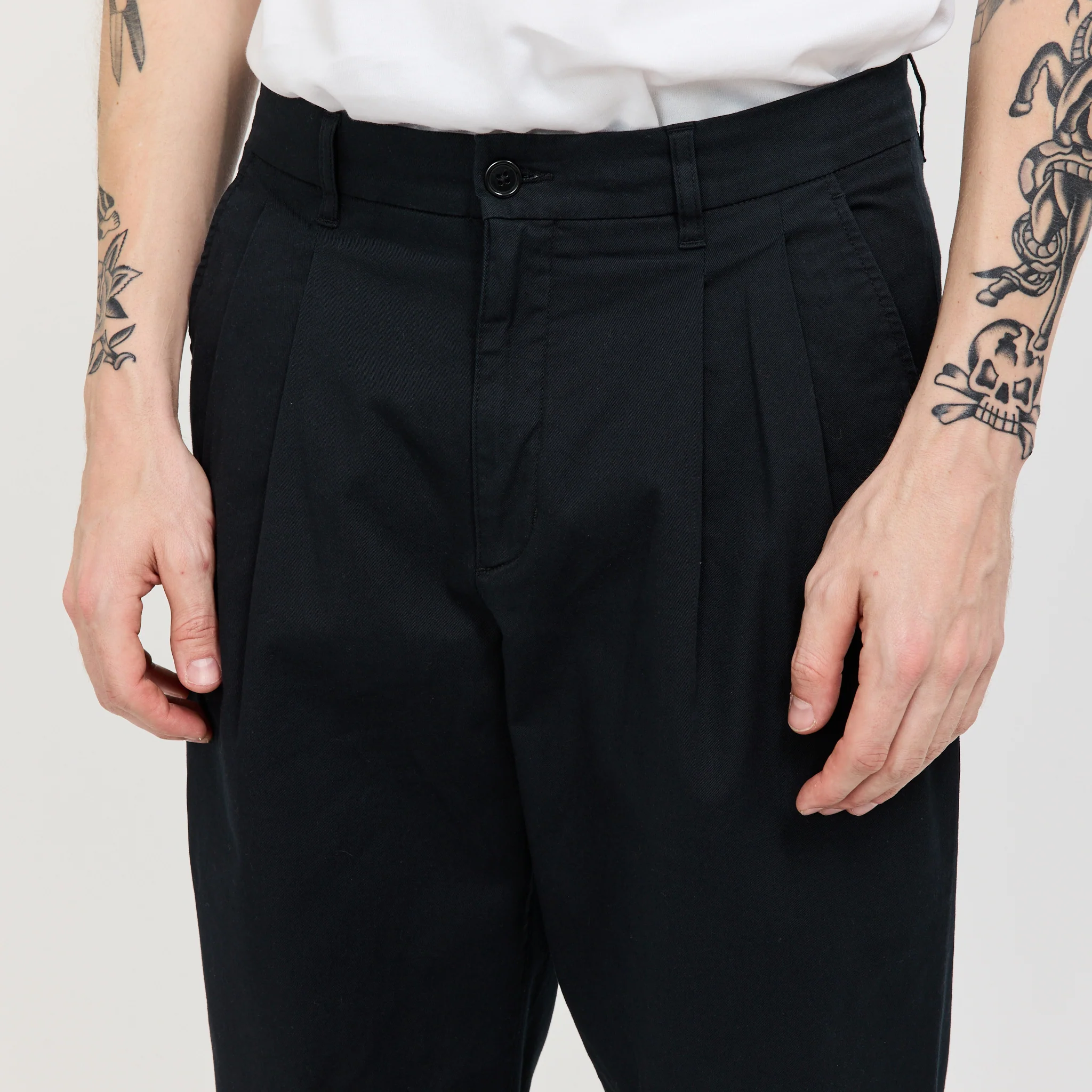 Benn Relaxed Twill Pleated Trouser Black - Image 3