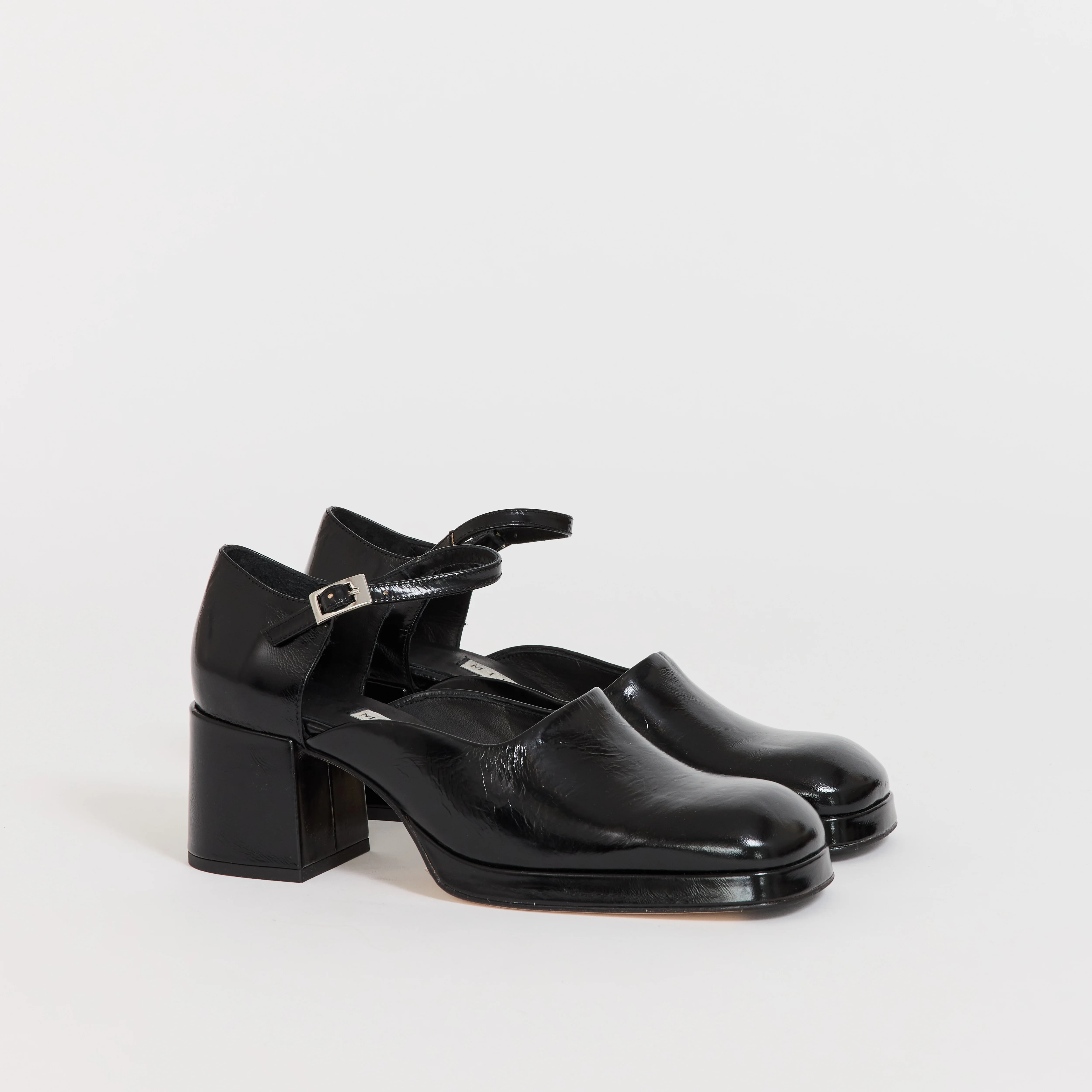 Yara Black Courts
